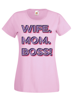 Дамска тениска с надпис "Wife. Mom. Boss!" – идеален подарък за шефа в семейството