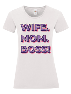 Дамска тениска с текст "Wife. Mom. Boss!" – перфектен подарък за съпруга, която е истински шеф